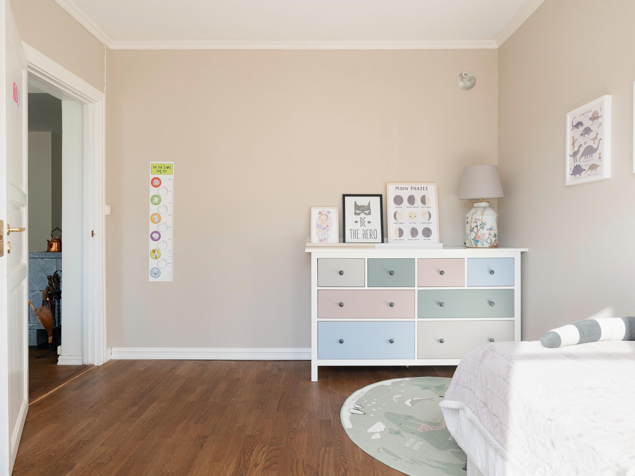 Soverommet er malt i delikate fargetoner, som står i stil med resten av boligen.